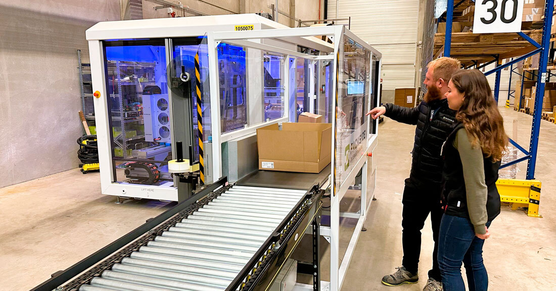 A photo of Artur Bulgarowski (Packsize) & Theodomira Reimer (Loewe) working together for a more automated packaging future. 